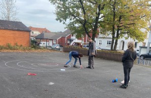 Eltern malen die Spiele auf
