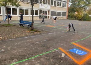 Eltern und Kinder malen die Spiele auf 