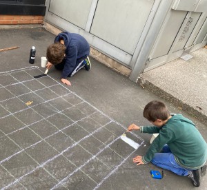 Fleißig - Unsere Schüler malen die Spiele auf 