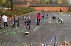 Eltern und Schüler malen die Spiele auf 